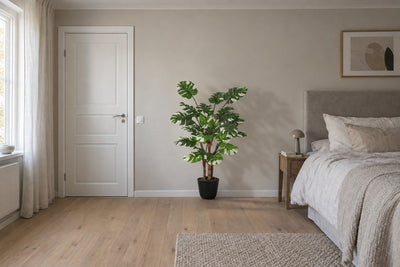 Kunst Monstera variegata 140cm in woonkamer