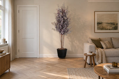 Kunst Eucalyptus paars 200cm in woonkamer